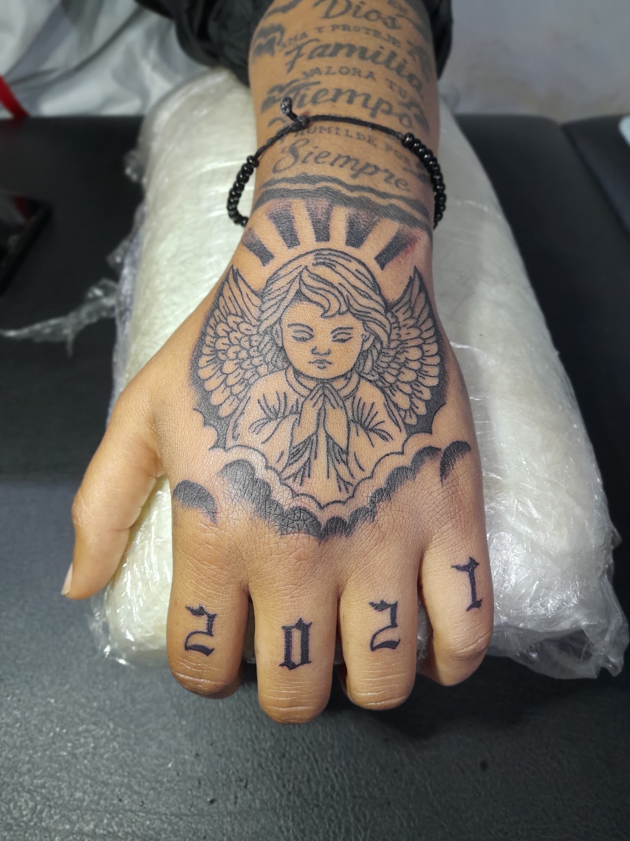 Detalle de patrón geométrico y mandala en brazo en Tatuajes Ericlapton